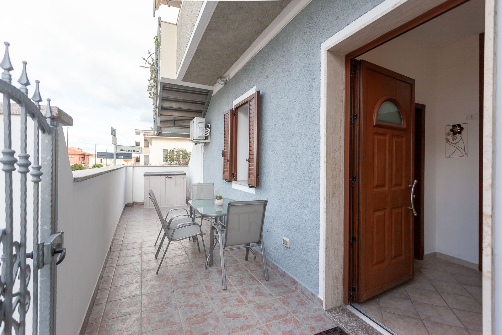 Patio Privato con Tavolo e Sedie